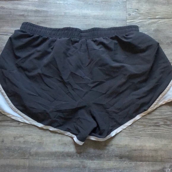 Grey workout shorts - Picture 2 of 3